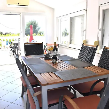 Luger Mit Wintergarten Und Terrasse Razanj